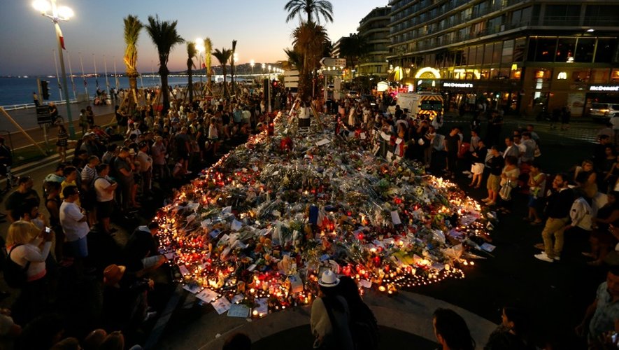 La foule se rassemble, le 17 juillet 2016, devant le mémorial aux victimes de l'attentat de Nice, sur la Promenade des Anglais