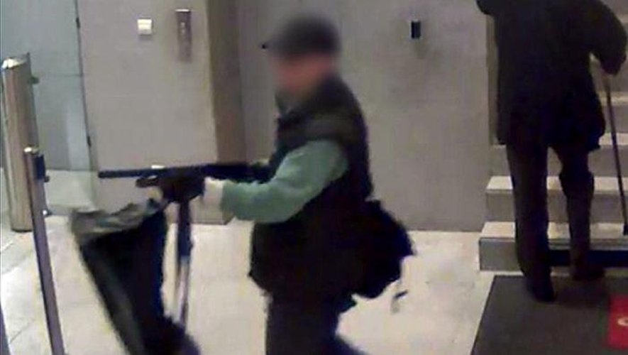 Image de vidéosurveillance transmise par BFM TV de l'auteur de l'agression au siège de BFM le 15 novembre 2013