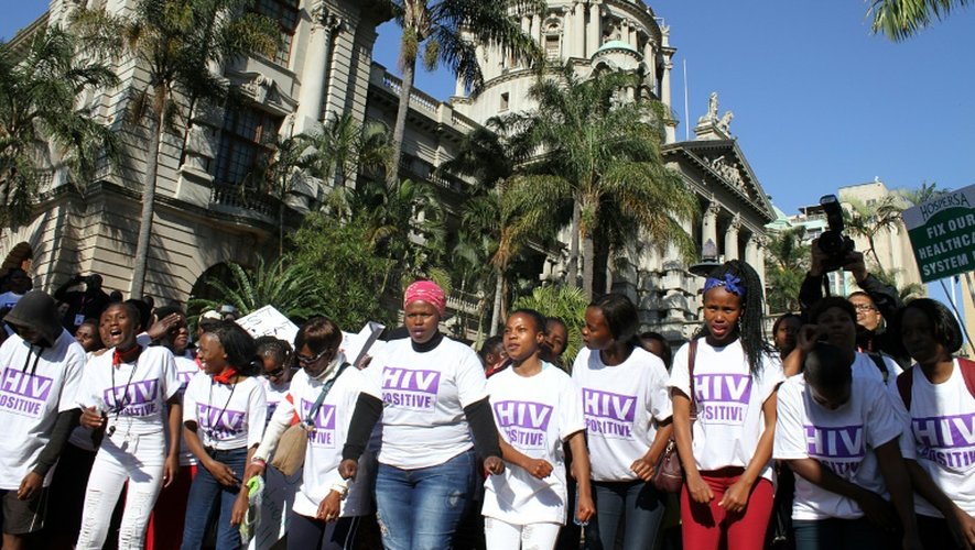 Des centaines d'activistes défilent contre le Sida en marge de la 21eme conférence internationale sur le Sida, à Durban, le 18 juillet 2016