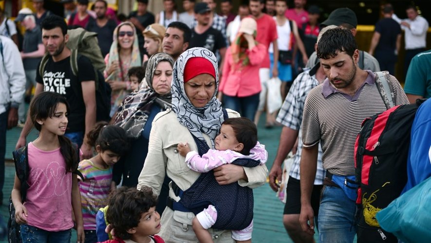 Des migrants arrivent au port du Pirée en provenance de l'île de Lesbos, le 8 septembre 2015 près d'Athènes, en Grèce