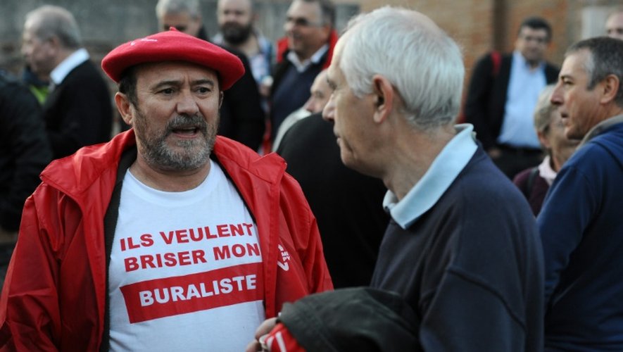 Un buraliste proteste contre le paquet de cigarettes neutre lors d'une manifestation à Toulouse, le 8 septembre 2015
