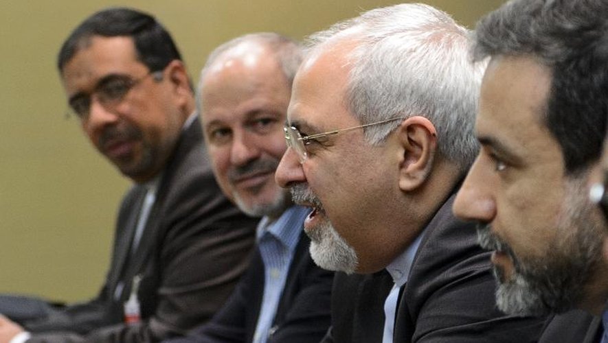 Le ministre iranien des Affaires étrangères Mohammad Javad Zarif (2e d), le 22 novembre 2013 à Genève