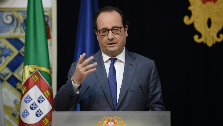 "Les terroristes veulent nous diviser, nous monter les uns contre les autres", déclare François Hollande ajoutant : "mon devoir est que nous soyons unis", lors d'une visite à Lisbonne le 19 juillet 2016