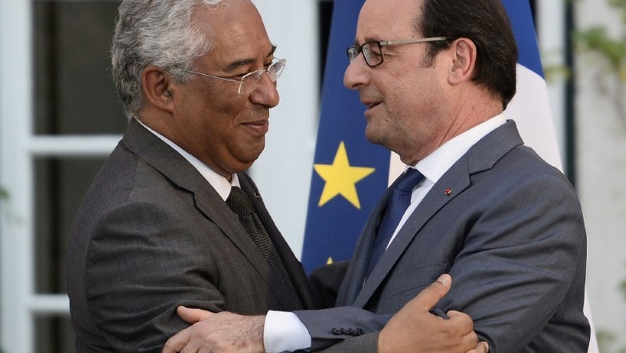 Francois Hollande et le premier ministre portugais à Lisbonne. Le président français déclare que les Français "doivent vivre" et "résister", appelant à ne pas "mettre un genou à terre", cinq jours après l'attentat de Nice