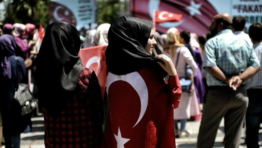 Une femme est drapée dans un drapeau turc lors d'une manifestation en faveur du président Erdogan, à Istanbul, le 19 juillet 2016