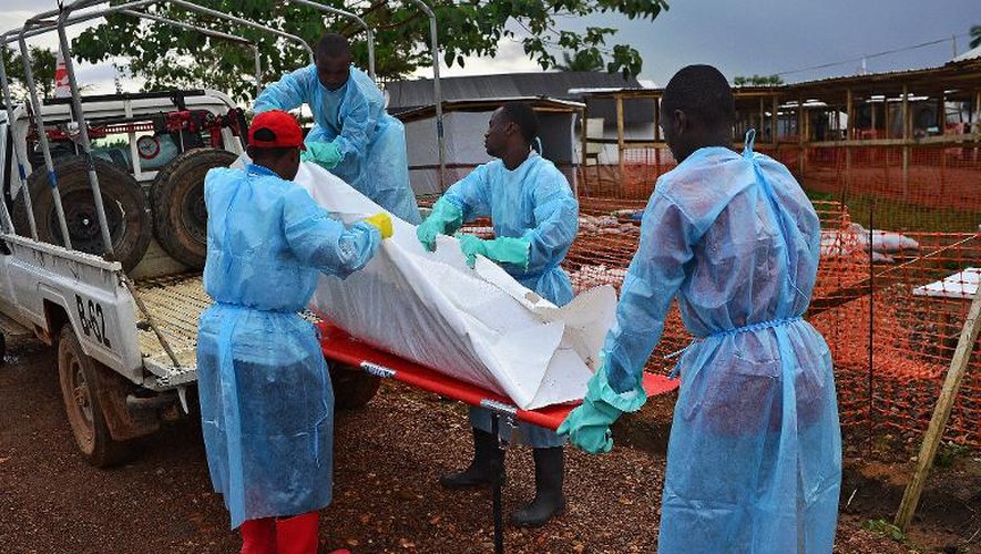 Des employés des pompes funèbres en Sierra Leone transporte le corps d'une victime du virus Ebola dans un camion de MSF à Kailahun le 14 août 2014