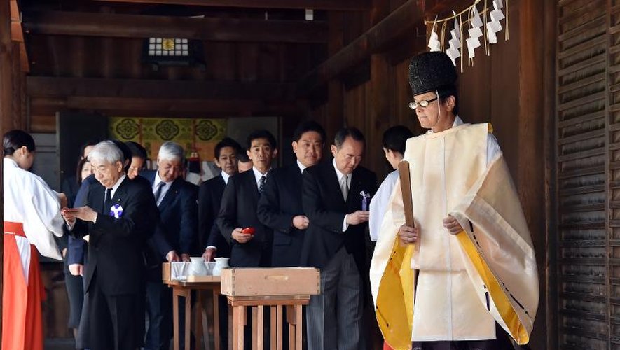 Des députés japonais suivent un prêtre lors d'une visite au mémorial controversé de Yakusuni le 15 août 2014 à Tokyo