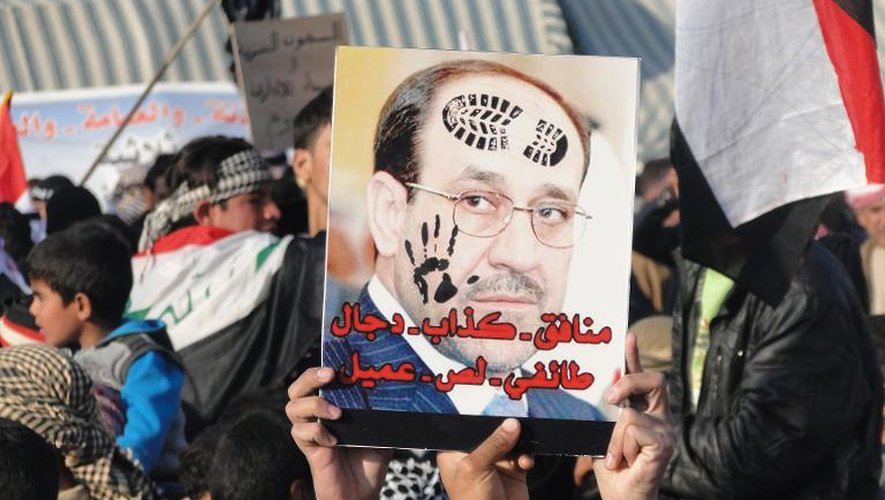Des Irakiens sunnites qualifient le Premier ministre sortant Nouri al-Maliki de "menteur... sectaire, voleur, collaborateur", à Ramadi, en janvier 2012