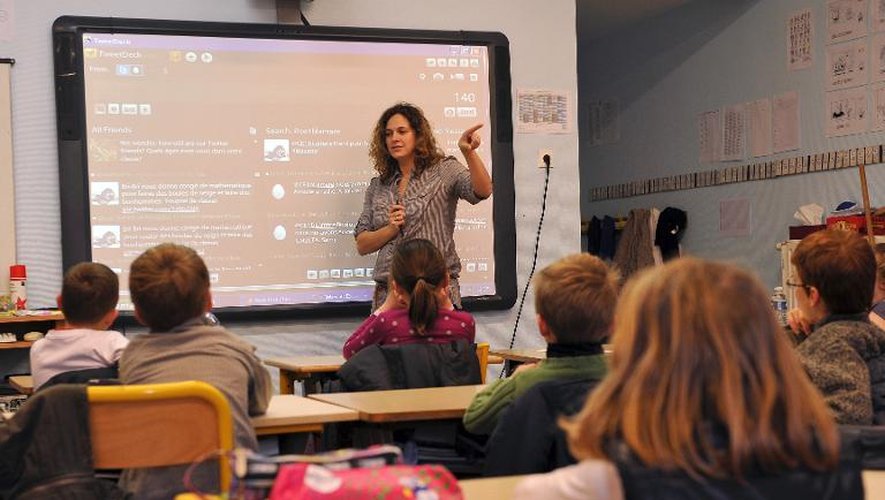 Une institutrice explique le fonctionnement de Twitter à une classe de CE1 à l'aide d'un tableau informatique interactif, le 05 décembre 2011 à l'école privée Immaculée Conception de Seclin