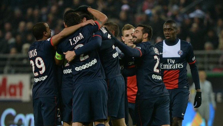 Les joueurs du Paris Saint-Germain célèbrent le but de Zlatan Ibrahimovic à Reims, au stade Auguste Delaune, le 23 novembre 2013