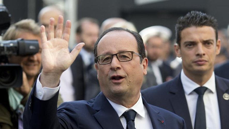 Le président français François Hollande salue après une cérémonie d'hommage à Jean Jaurès à Paris le 31 juillet 2014