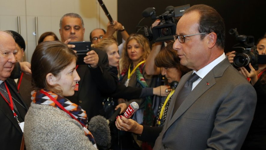 Jinan Badel et François Hollande le 7 septembre 2015 à Paris lors  une conférence internationale sur les victimes des violences ethniques et religieuses au Moyen-Orient