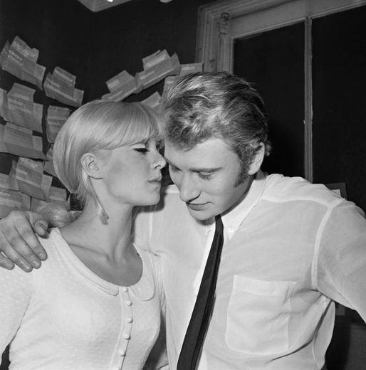 Le chanteur Johnny Hallyday reçoit les encouragements de son épouse, la chanteuse Sylvie Vartan, avant de quitter sa loge pour affronter le public de l'Olympia à Paris le 26 novembre 1965