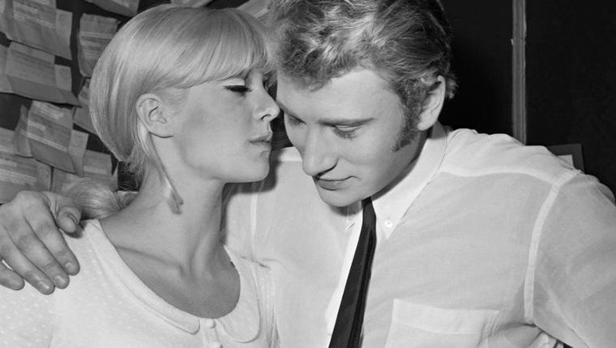 Le chanteur Johnny Hallyday reçoit les encouragements de son épouse, la chanteuse Sylvie Vartan, avant de quitter sa loge pour affronter le public de l'Olympia à Paris le 26 novembre 1965