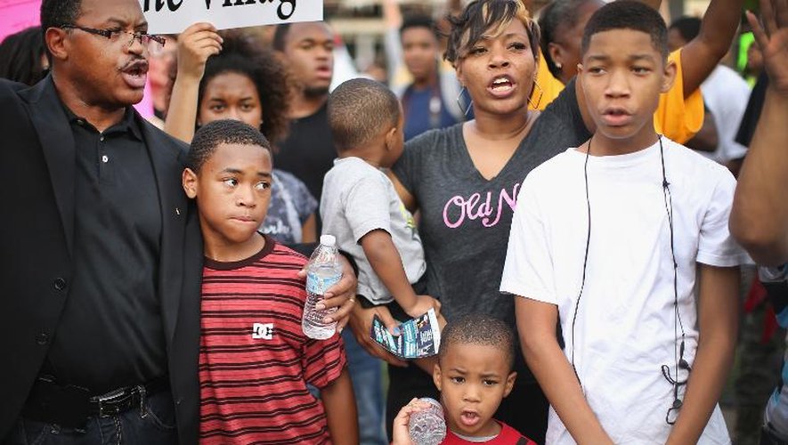 Des manifestants se rassemblent après la mort d'un adolescent noir, Michael Brown, le 14 août 2014 à Ferguson