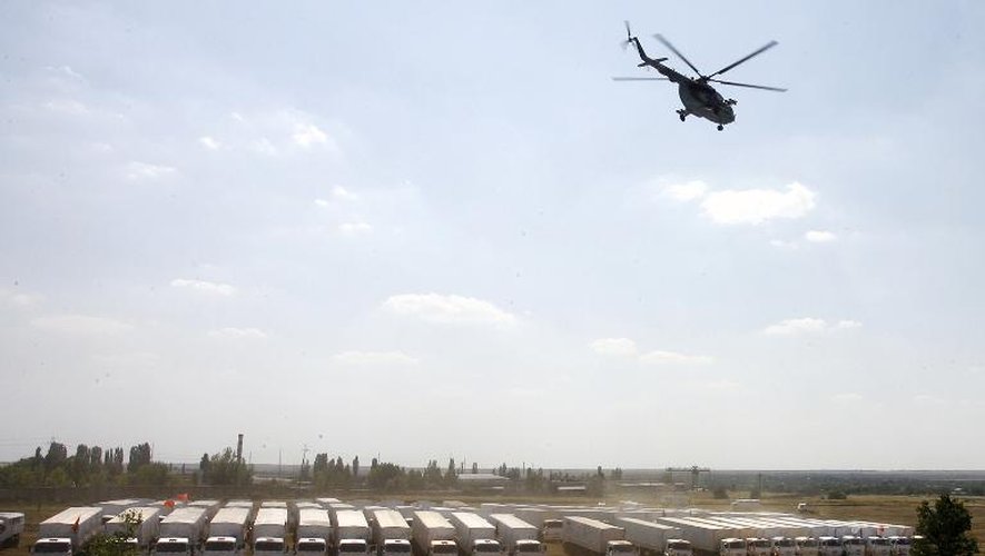 Un hélicoptère survole le convoi humanitaire russe près de Kamensk-Shakhtinsky le 14 août 2014