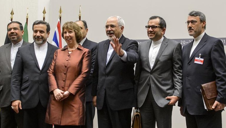 La chef de la diplomatie européenne Catherine Ashton, son homologue iranien Mohammad Javad Zarif et la délégation iranienne, le 24 novembre 2013 à Genève