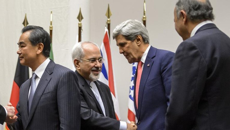 Le ministre iranien des Affaires étrangères Mohammad Javad Zarif et le secrétaire d'Etat américain John Kerry se serrent la main après un accord à Genève sur le nucléaire, le 24 novembre 2013