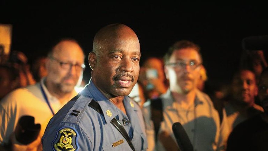 Le capitaine Ronald Johnson, nouveau responsable des forces de l'ordre à Ferguson, marche avec les manifestants le 14 août 2014