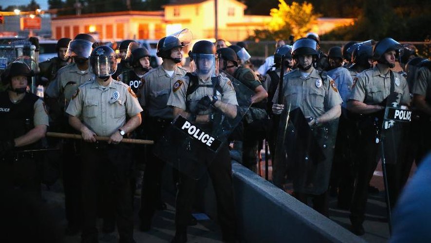 La police surveille une manifestation dénonçant la mort d'un jeune Noir tué par un policier blanc, à Ferguson (Etats-Unis), le 13 août 2014