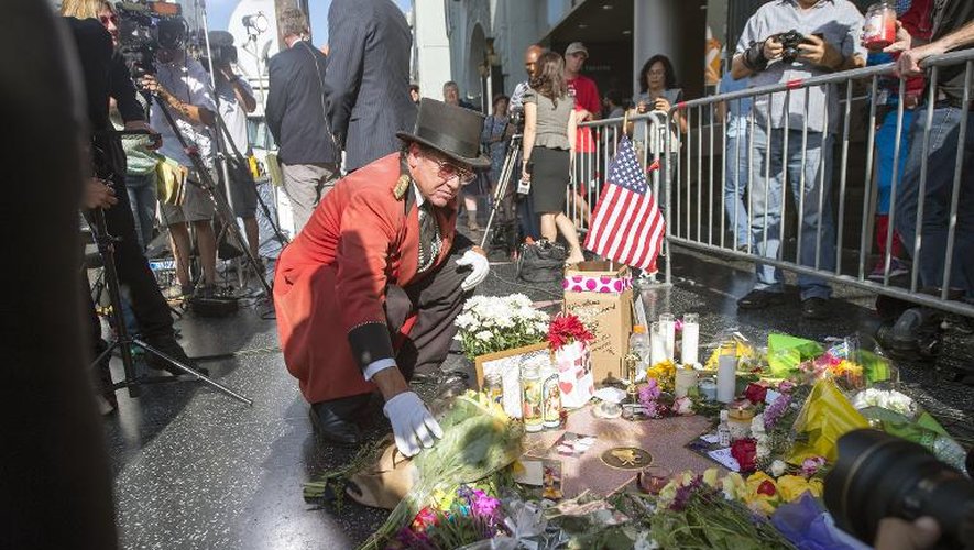 Gregg Donovan dépose des fleurs sur Hollywood boulevard le 12 août 2014, en hommage à Robin Williams