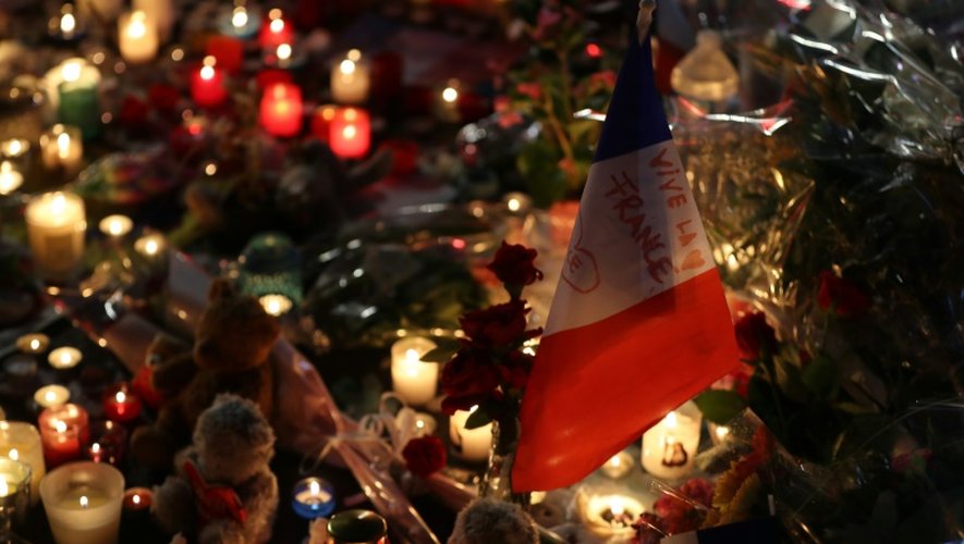 Fleurs, bougies et drapeau sur le mémorial improvisé sur la Promenade des Anglais en hommage aux victimes de l'attentat, le 19 juillet 2016 à Nice