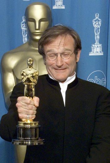 Robin Williams reçoit l'Oscar du meilleur second rôle pour "Will Hunting" le 23 mars 1998