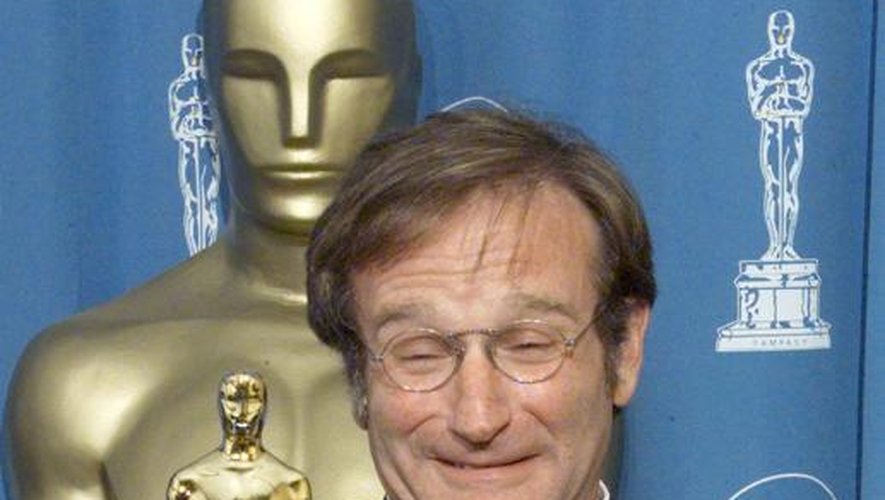 Robin Williams reçoit l'Oscar du meilleur second rôle pour "Will Hunting" le 23 mars 1998
