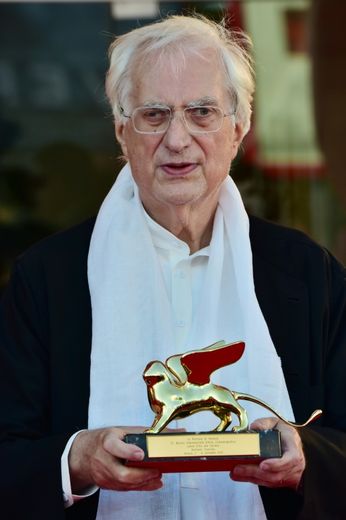 Le réalisateur français Bertrand Tavernier lors de la remise d'un Lion d'or pour ses 40 ans de carrière à la Mostra de Venise, le 8 septembre 2015
