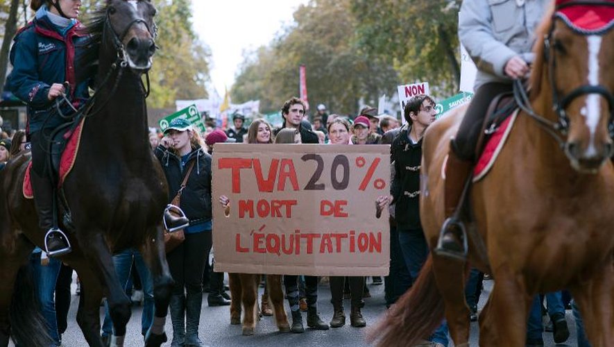 Des cavaliers manifestent à Paris contre la hausse de la TVA à 20% pour les centres équestres, le 11 novembre 2013