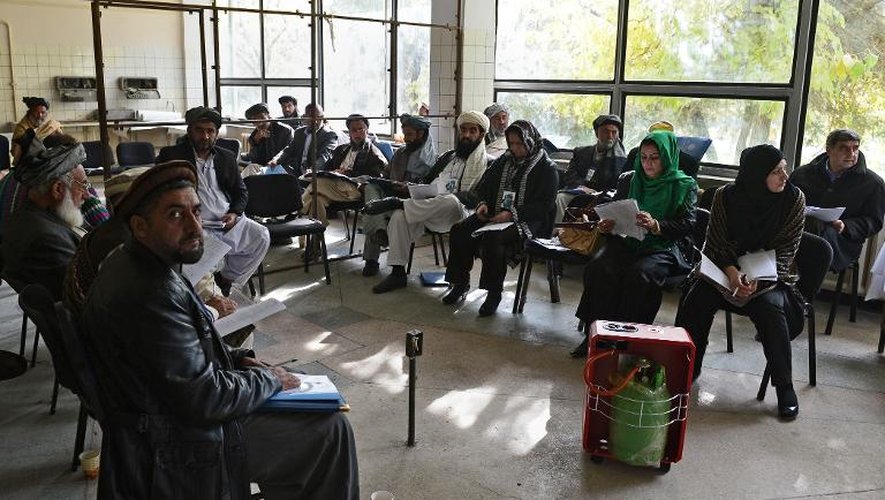 Des délégués de la Loya Jirga discutent du traité de sécurité avec les Etats-Unis, le 22 novembre 2013 à Kaboul, en Afghanistan