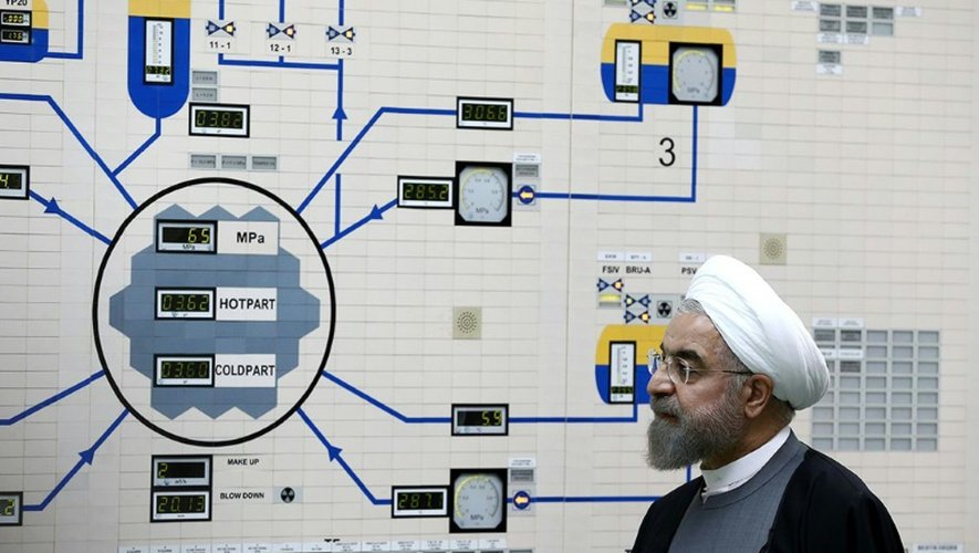 Photo fournie par les autorités officielles du président iranien Hassan Rohani visitant la salle de contrôle de la centrale nucléaire de Bouchehr, le 13 janvier 2015