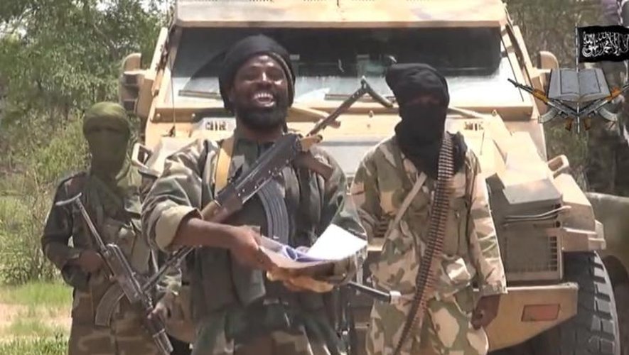 Capture d'écran d'une vidéo diffusée par Boko Haram le 13 juillet 2014 montrant le chef de file du groupe islamiste armé nigérian, Abubakar Shekau (c)