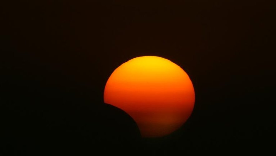 Une éclipse solaire hybride à Erbil, en Irak, le 3 novembre 2013