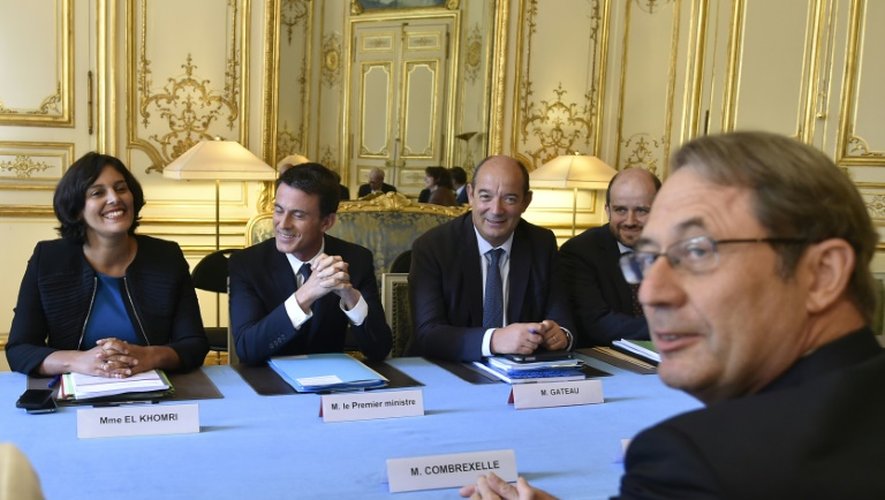Jean-Denis Combrexelle face à Myriam El Khomri et Manuel Valls lors de la remise de son rapport le 9 septembre 2015 à Matignon