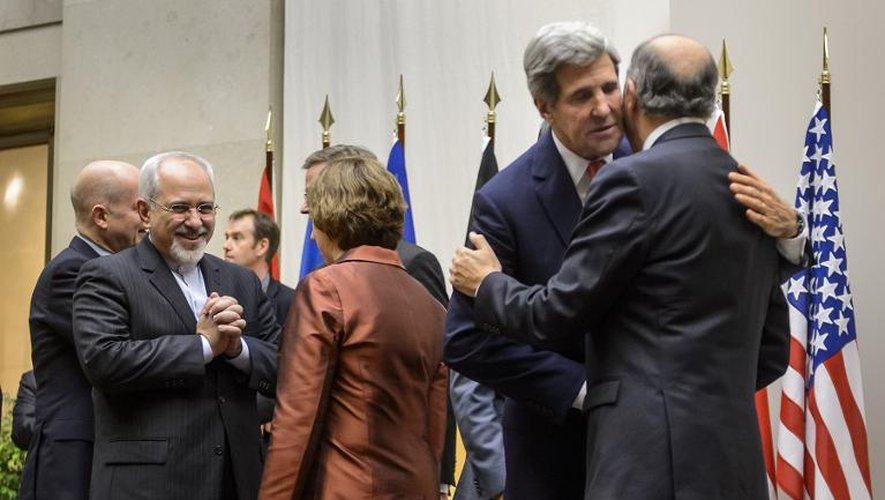 Le ministre iranien des Affaires étrangères Mohammad Javad Zarif (g), Catherine Ashton (c), John Kerry et Laurent Fabius après l'accord sur le nucléaire, le 24 novembre 2013 à Genève