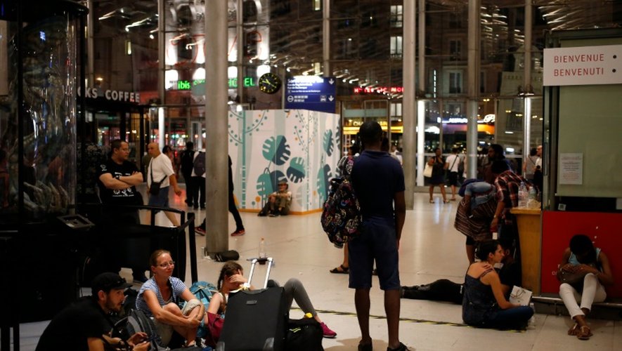 Des voyageurs bloqués à la Gare du Nord à Paris, le 19 juillet 2016