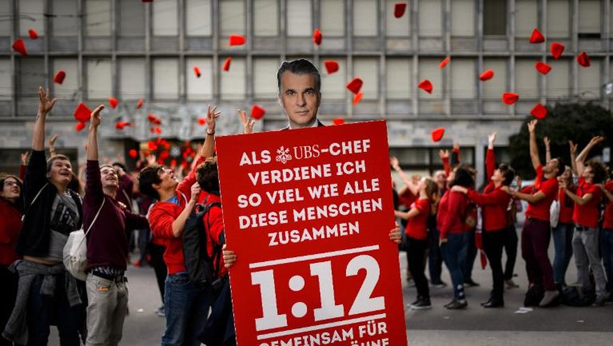 Des militants du parti socialiste suisse manifestent pour une mesure visant à limiter les hauts revenus, le 2 novembre à Zurich