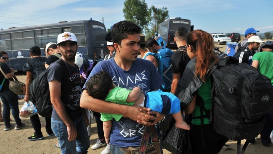 Des réfugiés le 8 septembre 2015 près du village d'Idomeni à la frontière de la Grèce et de la Macédoine
