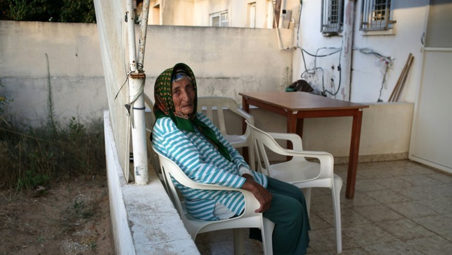Barood Jibli, 86 ans, pose à son domicile à Elyakhin, sur la côte méditerranéenne en Israël, le 27 juin 2016