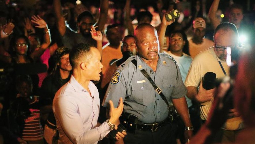 Le capitaine Ron Johnson chargé de ramener l'ordre à Ferguson marche parmi les manifestants, le 14 août 2014 dans cette petite ville du Missouri