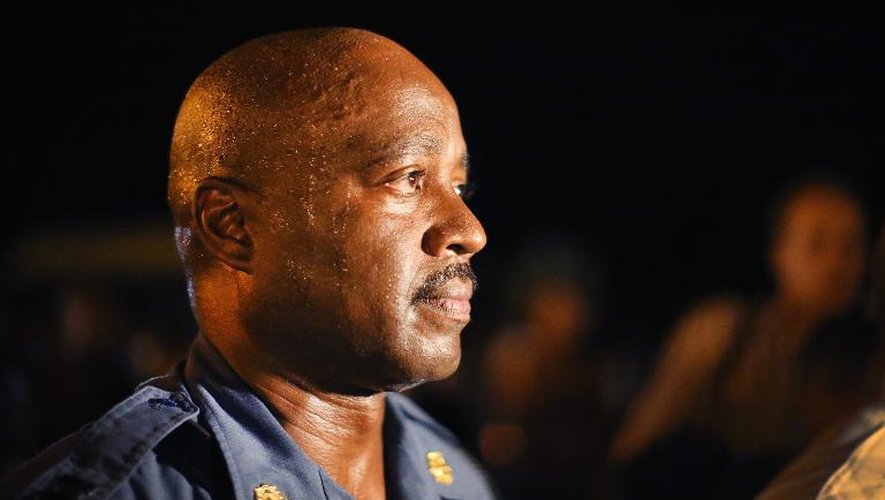 Le capitaine Ron Johnson chargé de ramener le calme à Ferguson, à la rencontre des manifestants, le 14 août 2014