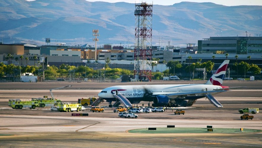 Des véhicules de secours et de pompiers autour d'un avion de la British Airways qui a pris feu, le 8 septembre 2015 sur le tarmac de l'aéroport McCarran à Las Vegas