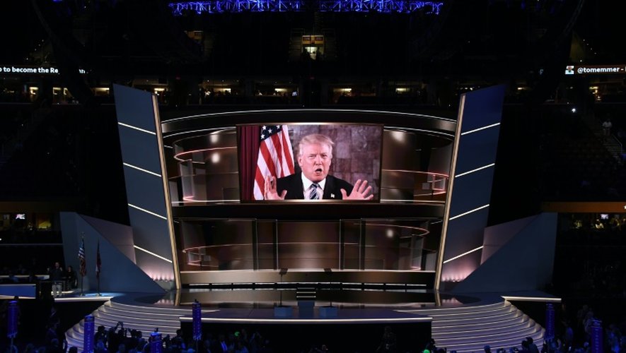 Donald Trump parle sur écran à la la Convention républicaine le 19 juillet 2016 à Cleveland