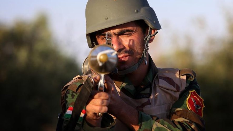 Un Peshmerga irakien sur la ligne de front à Makhmur, à environ 280 km au nord de Bagdad, lors d'affrontements avec des combattants de l'Etat islamique (EI) le 9 août 2014