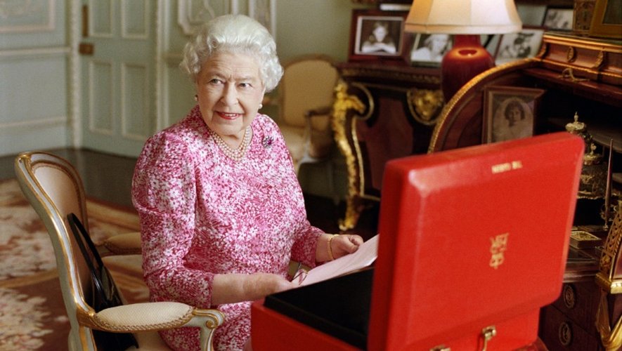 Photo fournie par le palais de Buckingham montrant la reine Elizabeth en juillet 2015 posant près de sa boîte rouge dans laquelle elle reçoit la correspondance officielle venant du Commonwealth