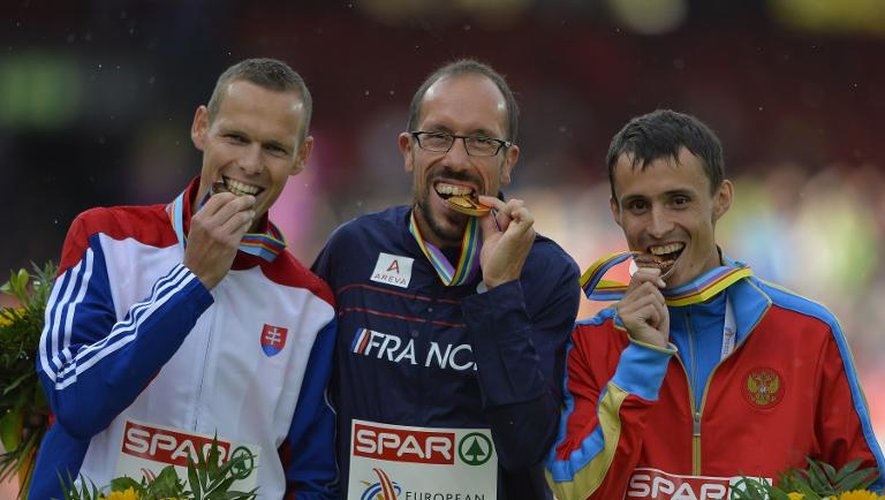 Yohann Diniz (centre) sur le podium après avoir remporté l'or au 50 km marche à Zurich le 15 août 2014