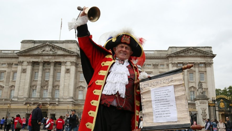Un crieur royal proclame le 9 septembre 2015 devant le palais de Buckingham que la reine Elizabeth II est devenue la souveraine au règne le plus long de l'Histoire britannique