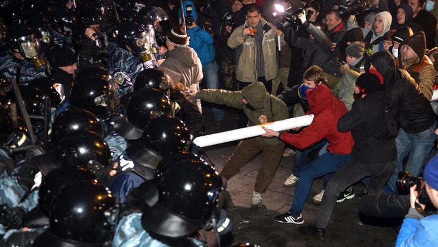 Affrontements entre manifestants et policiers à Kiev, le 24 novembre 2013