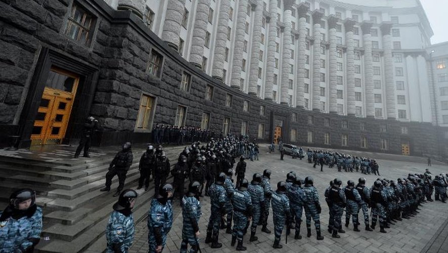 Des policiers rassemblés devant le siège du gouvernement, à Kiev, le 24 novembre 2013
